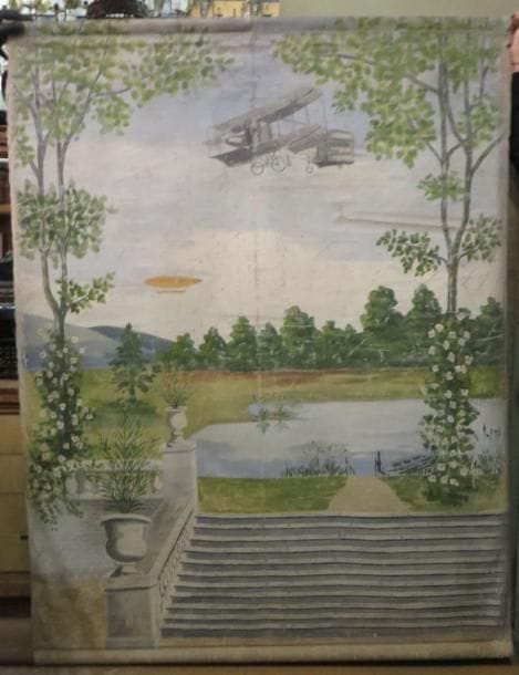 Attribué à Lucien-Marie METIVET (1863-1930)
Toile de fond photographique à décor de paysage. 170 x 140 cm (manques et accidents)