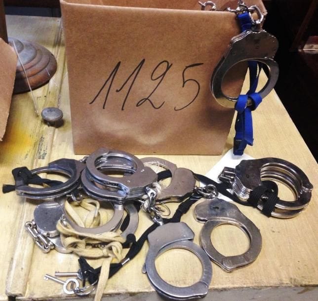Lot de huit paires de menottes de police modernes. (manques et accidents)