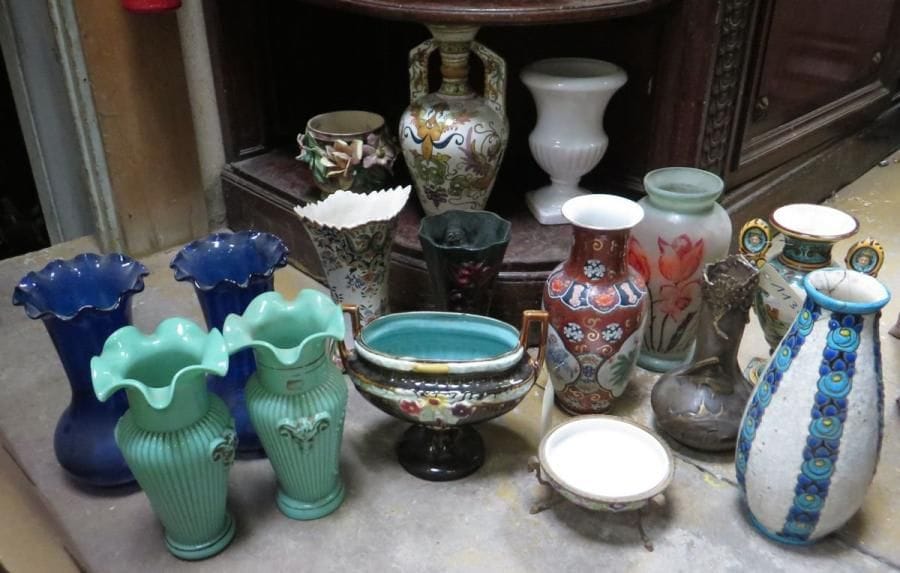 Lot divers de vases en céramique, pâte de verre, métal. (manques et accidents)