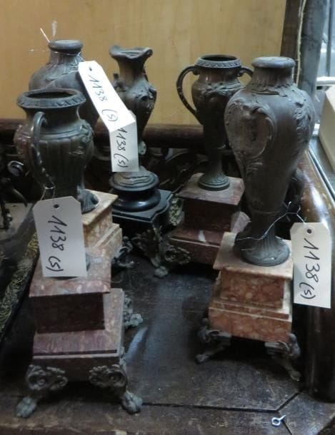 Ensemble de quatre urnes en métal et un vase en métal, socle en marbre. (manques et accidents)