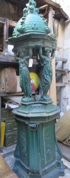 Fontaine Wallace en résine. On y joint un socle de fontaine Wallace. (manques et accidents)