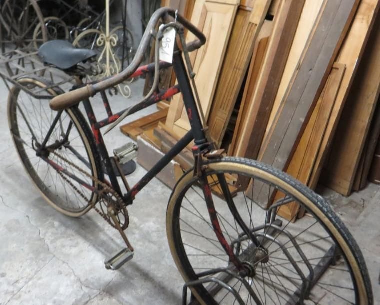 Vélo Homme "1900", cadre renforcé, guidon 1/2 cintre, selle cuir à ressort Idéale. Film "Les Cracks". (Etat d'usage)
