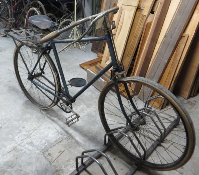 Vélo Homme "1900", cadre simple, guidon large, porte-bagage, selle cuir à ressort Idéale. Film "Les Cracks" (Etat d'usage)