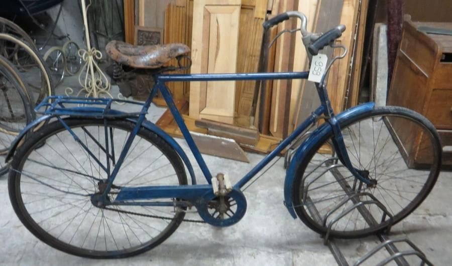 Vélo Homme Peugeot "1930-40", cadre simple, guidon ville relevé, selle cuir à ressort. (Etat d'usage)