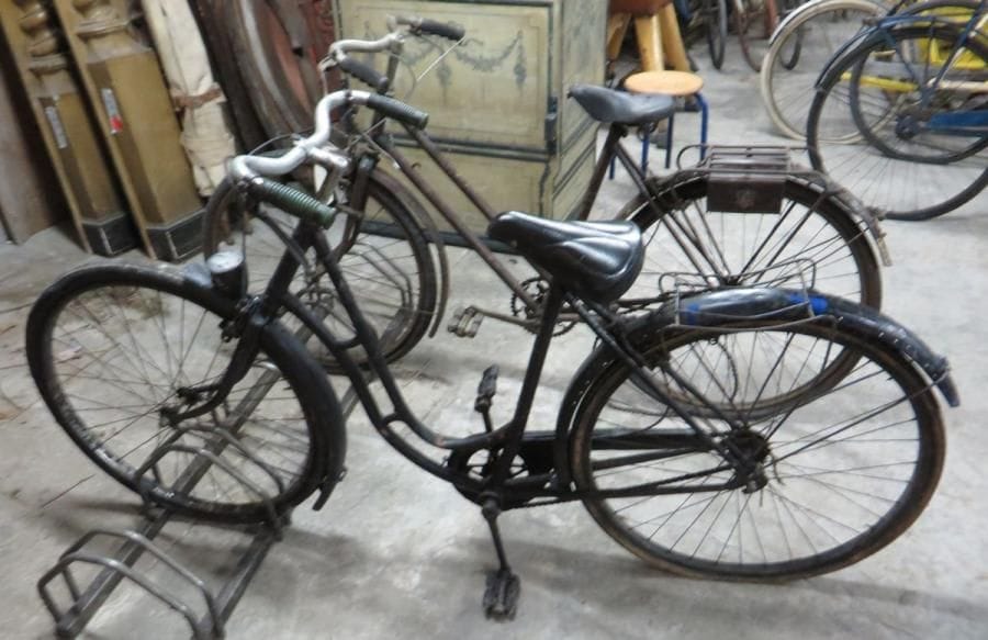 Lot de deux vélos Femme vers 1930-1950: - l'un cadre col de cygne, garde-boue et porte-bagage. (Etat d'usage) - l'autre de marque Peugeot avec garde-boue et porte-bagage. (Etat d'usage)