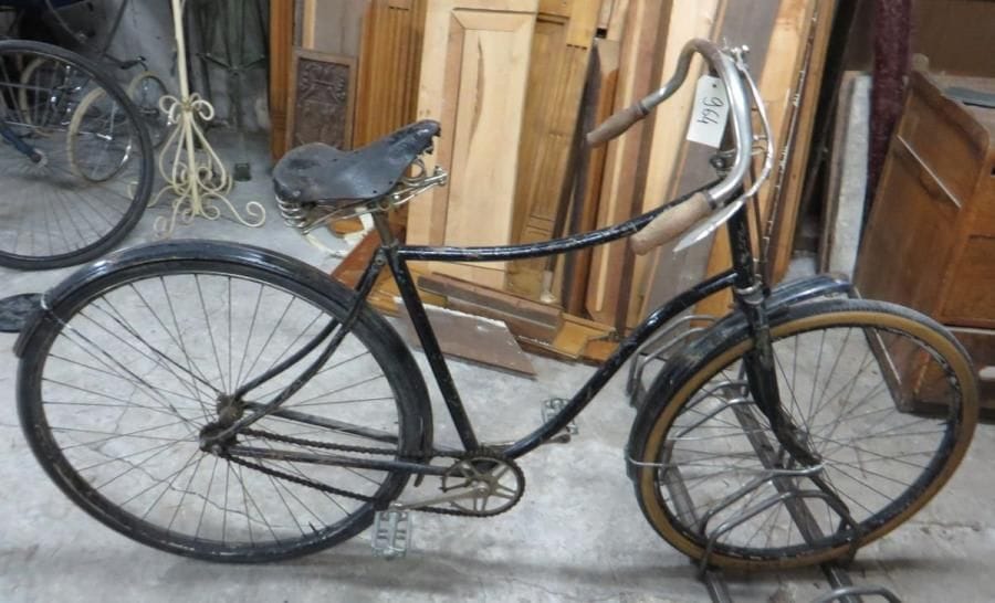 Vélo Homme "1900", cadre cintré, guidon 1/2 cintre, selle cuir à ressort Idéale. Film "Les Cracks". (Etat d'usage)