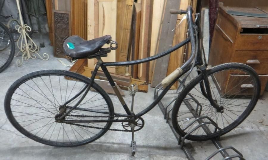 Vélo Homme "1900", cadre cintré, guidon 1/2 cintre, selle cuir à ressort Idéale. Film "Les Cracks". (Etat d'usage)