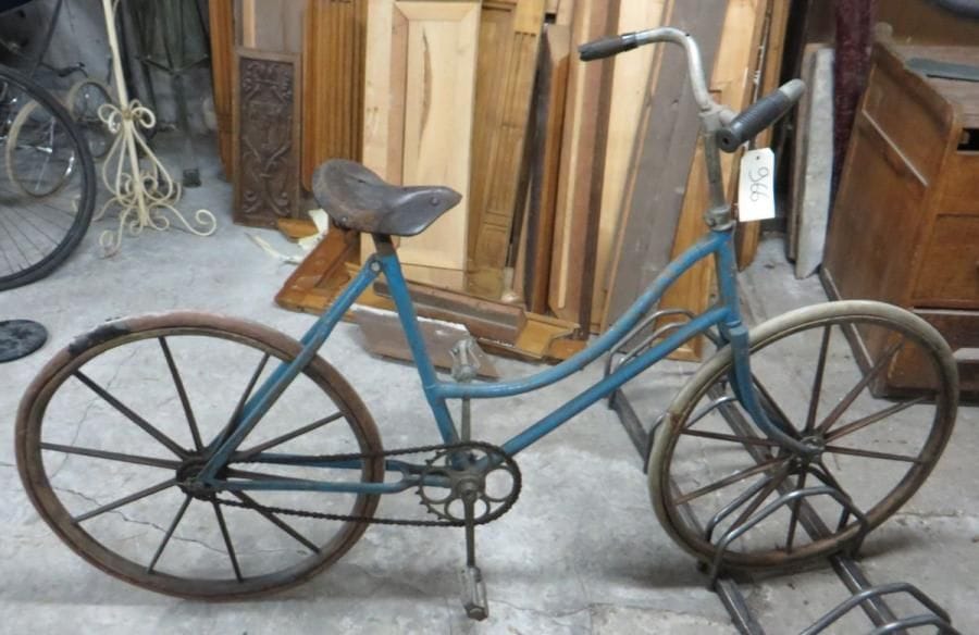 Petit vélo Femme, cadre col de cygne, guidon ville relevé, selle cuir, roues en bois EPSOM. (Etat d'usage)