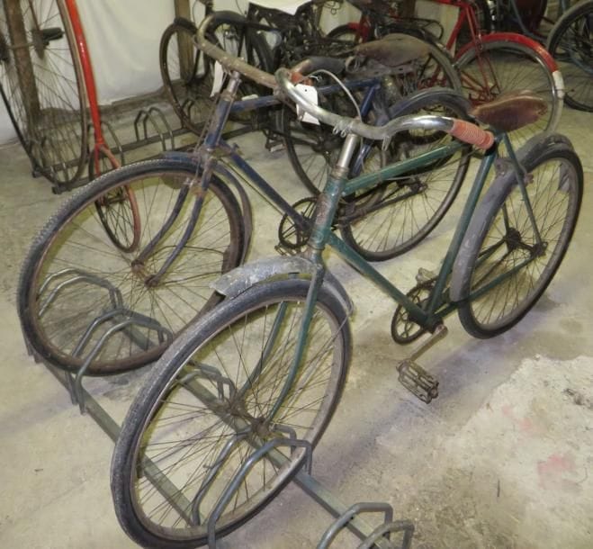 Lot de deux vélos Homme "1930-1950" marque Peugeot et Diamant, guidons ville, selles cuir. (Etat d'usage)