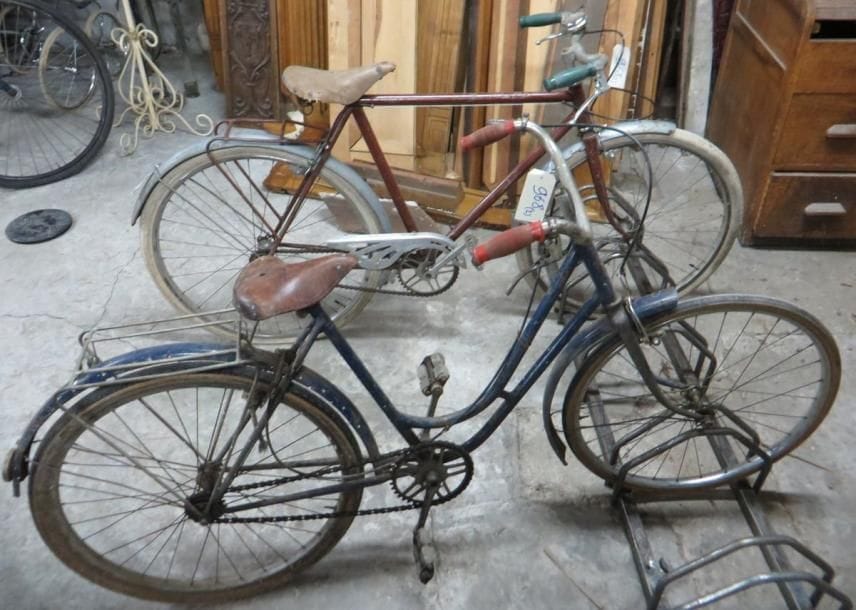Lot de deux vélos Enfant, cadres col de cygne ou droit avec porte-bagage, guidon moustache ou ville relevé, selles cuir. (Etat d'usage)