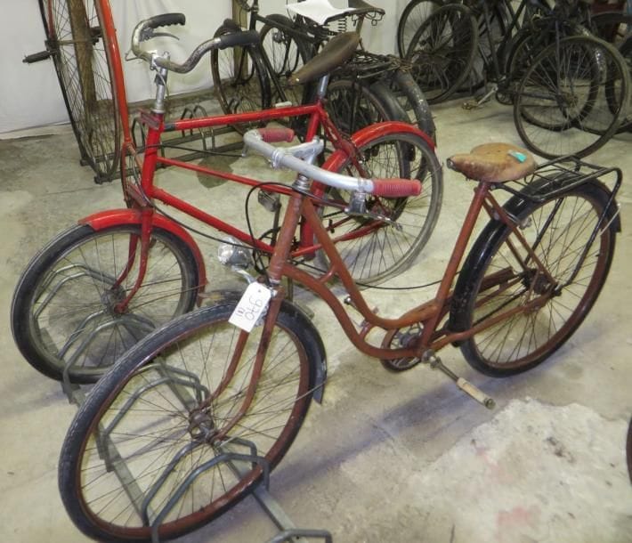 Lot de deux vélos Homme et Femme, cadres col de cygne ou droit, selles cuir, guidon ville. (Etat d'usage)