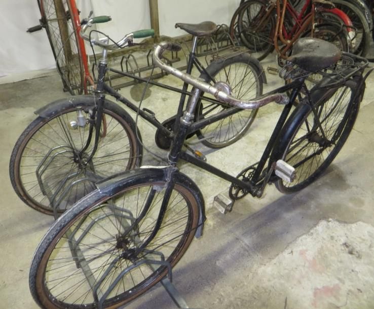 Lot de deux vélos Homme et Femme "1930-1950", porte-bagage, selles cuir. (Etat d'usage)