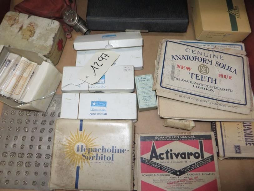 Lot de matériel médical et boîtes de médicaments anciennes. (manques et accidents)