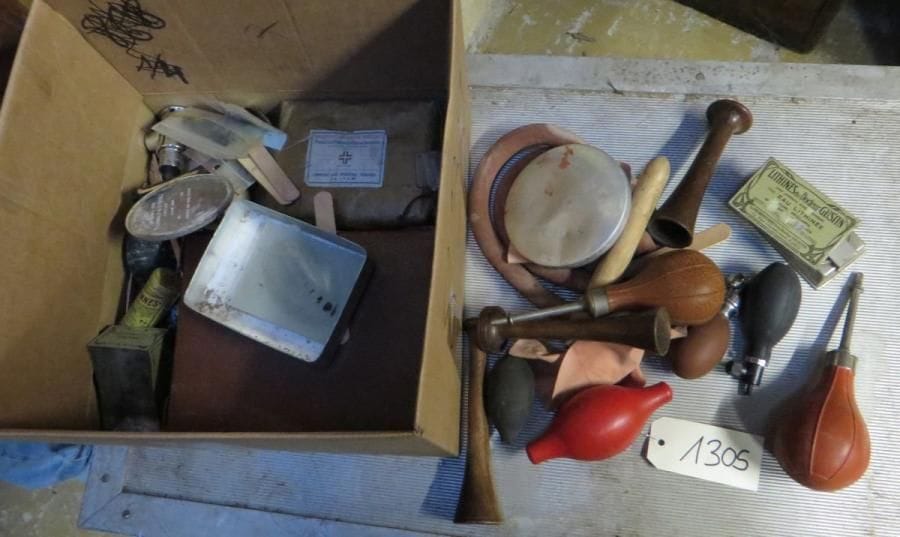 Lot de matériel médical, flacons, boîtes... (manques et accidents)