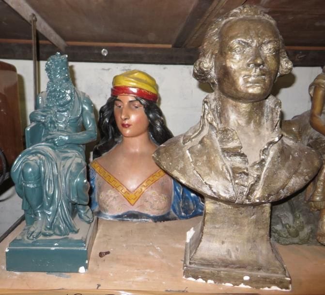 Buste de gentilhomme en plâtre patiné, buste de femme orientale, sculpture de Moïse d'après Michel-Ange. (manques et accidents)