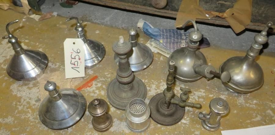 Lot de vaporisateurs, burettes et bec de gaz en métal