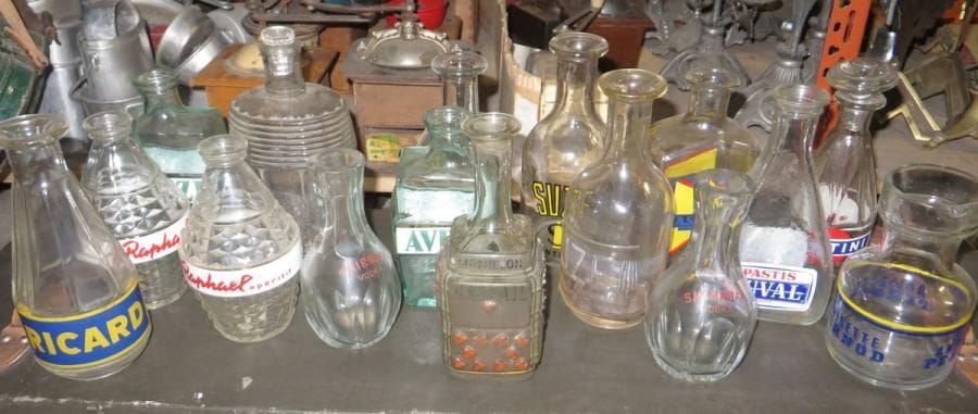Lot de carafes publicitaires en verre. marque Smirnoff, Ricard, Suze, St Raphael, Casanis, Salers, ect. (manques et accidents)