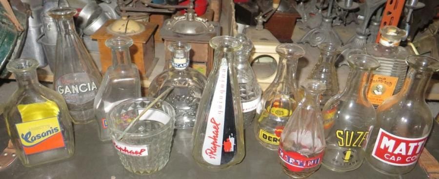 Lot de carafes publicitaires en verre. marque Smirnoff, Ricard, Suze, St Raphael, Casanis, Salers, Berger, Vermout, Pernod, ect. (manques et accidents)