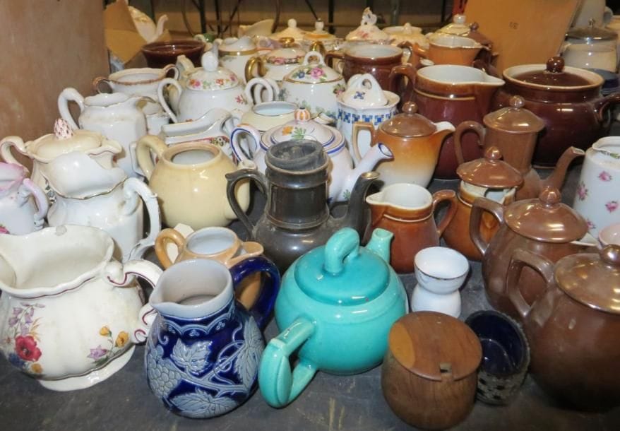 Lot de pots à lait, petites cafetières, théières, pots à sucre, en céramiques diverses. (manques et accidents)