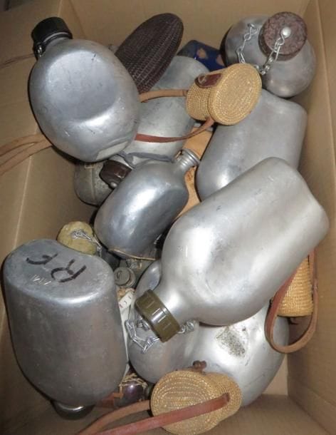 Lot de gourdes, en aluminium et plastique. (manques et accidents)