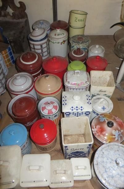 Important lot de pots à épices, sucre, poivre, sel, en céramique et tôle émaillée, dépareillés. (manques et accidents)