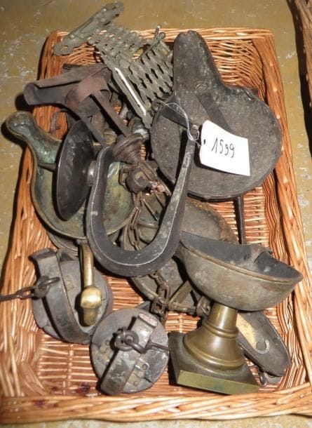 Lot de lampes à huile et porte-bougies. (manques et accidents)
