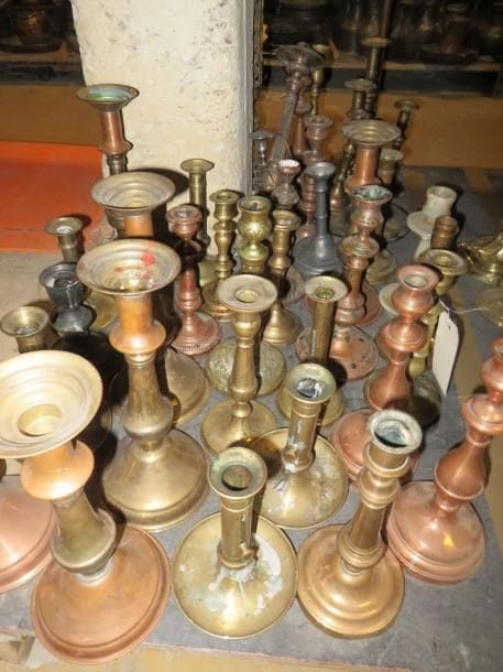 Important lot de bougeoirs, en bronze, laiton, cuivre et divers. Seul ou par paire. (manques et accidents)