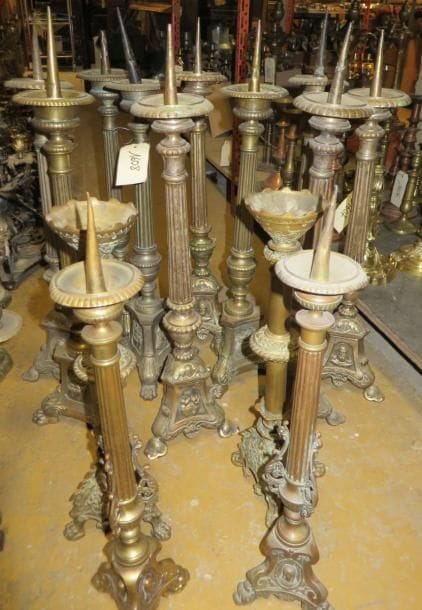 Lot de grands pique-cierges d'église, en bronze ou métal. Par paire ou série. On y joint deux modèles seul. (manques et accidents)