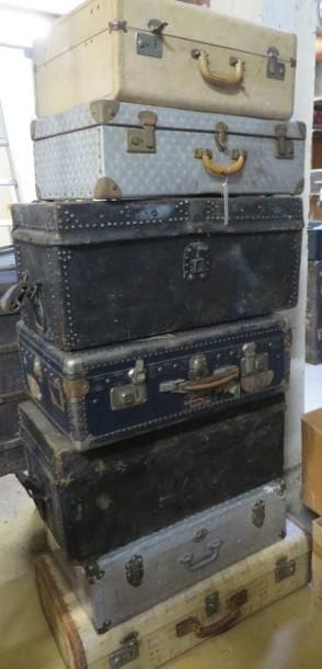 Lot de sept valises ou malles de voyage en aluminium, bois ou cuir. (manques et accidents)