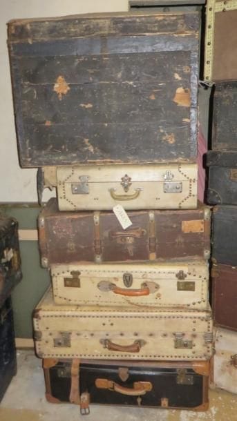 Lot de cinq valises et une malle, en bois ou cuir, dont trois gainées parchemin. (manques et accidents)