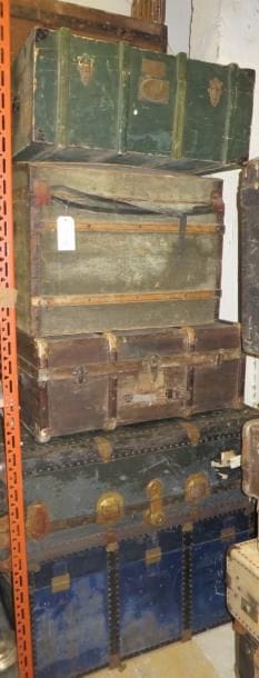 Lot de deux grandes valises et trois malles de voyages, en bois. (manques et accidents)