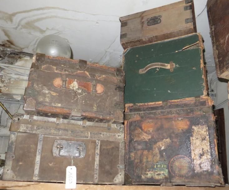 Un lot de sept malles de voyage en bois. (manques et accidents)