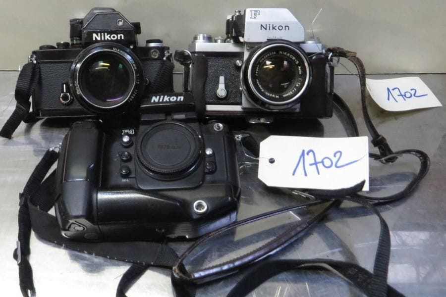 Lot comprenant trois appareils-photos NIKON, un F4, F2, F et deux objectifs. (manques et accidents)