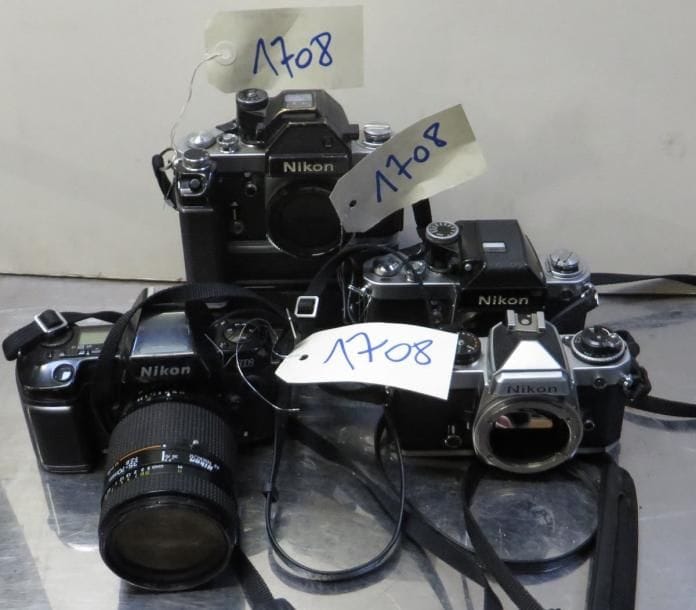 Lot NIKON comprenant quatre appareils-photos: deux F2, un FE et un N8008. On y joint un moteur MD1 et un objectif 35/70. (manques et accidents)
