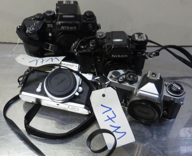 Lot NIKON comprenant un FE, un F2, un F4 et un NICOMAT. (manques et accidents)