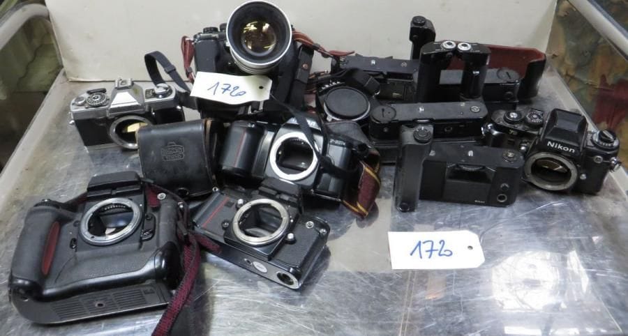 Lot comprenant un NIKON F5, deux NIKON F3, un NIKON F601, un NIKON F3, un moteur et un objectif TAMRON, un LEICA R4, un MINOLTA X61, un capuchon NIKON PORROFLEX pour 6X6, deux moteurs NIKON MD3 et un moteur NIKON MD4. (manques et accidents)