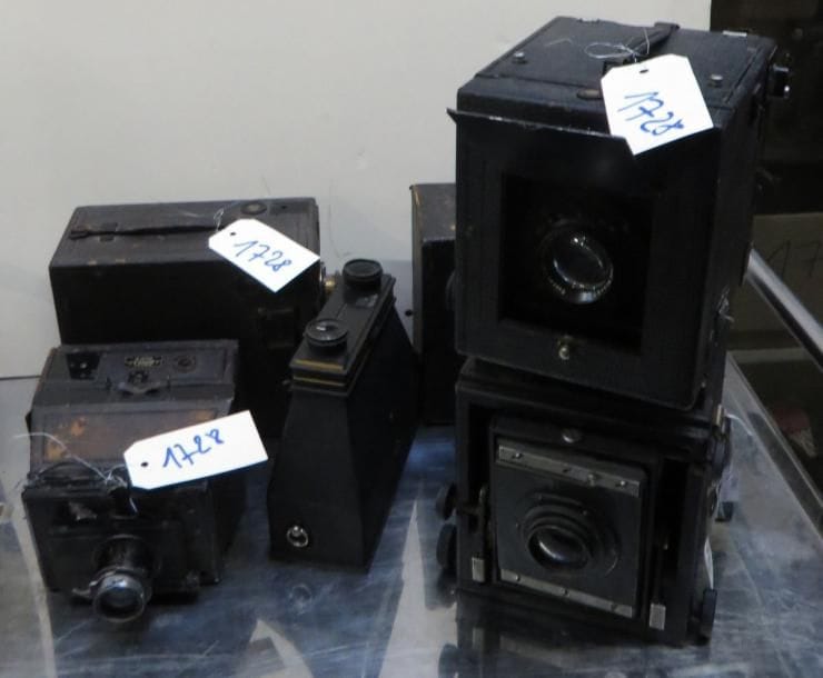 Lot comprenant six appareils-photos dont photo-jumelle JC, une chambre ERNEMANN avec un objectif TESSAR de 18 cm, deux DETECTIVE, un GAUMONT et une MENTOR. (manques et accidents)