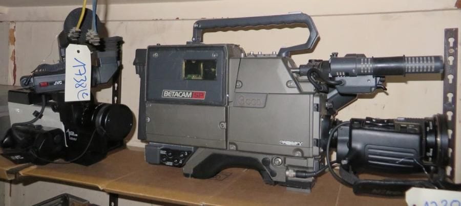 Lot comprenant deux caméras BETACAM SP SONY et JVC NEW VICON. (manques et accidents)