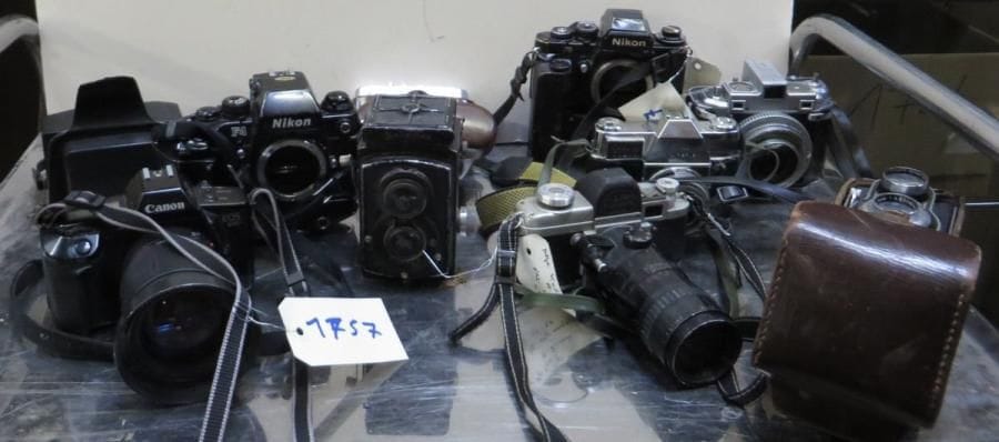 Important lot d'appareils-photos dont NIKON F3 F4, ALPA 5, ROLLEIFLEX,... (manques et accidents)