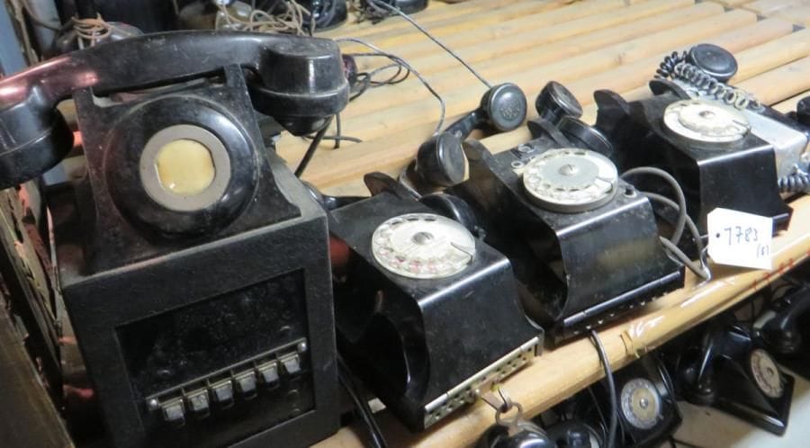 Lot comprenant quatre téléphones muraux et un téléphone de voiture. (manques et accidents)