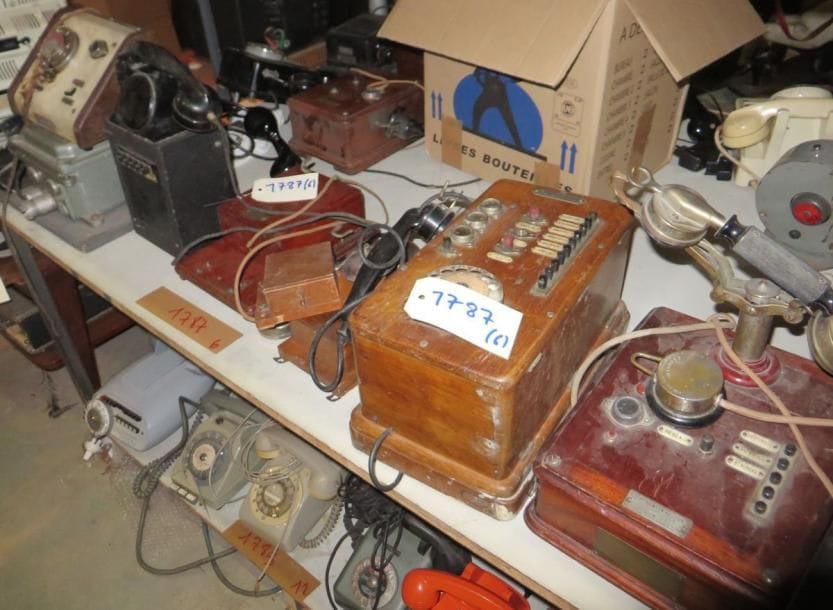 Lot comprenant six téléphones dont trois en bois, un autotax et un en fonte. (manques et accidents)