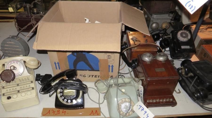 Lot comprenant sept téléphones, deux visiophones et deux téléphones muraux. (manques et accidents)