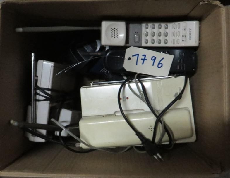 Lot comprenant une douzaine de téléphones sans fil. (manques et accidents)