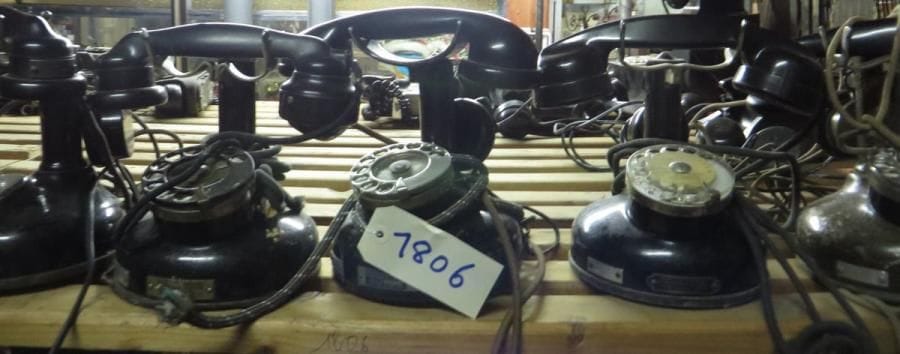 Lot comprenant sept téléphones colonnes. (manques et accidents)