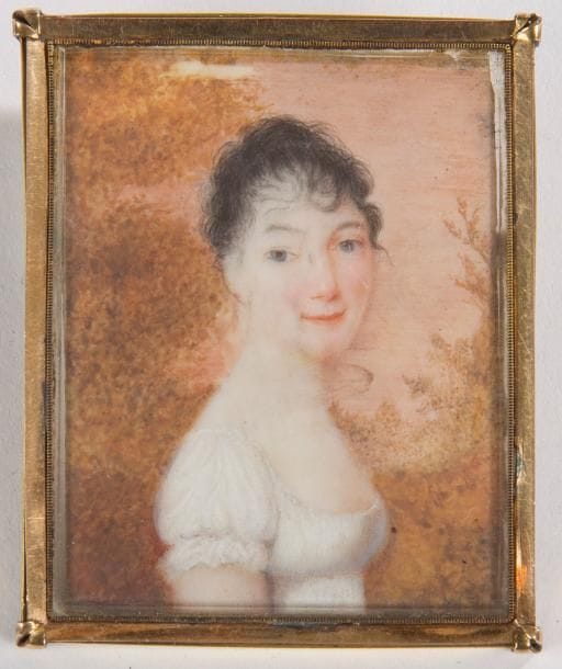 Entourage d'Henriette RATH. (Genève, 1773 - Genève, 1856)
Femme, en robe blanche Empire, châle bleu et étole de linon, la main droite sur le dossier d'une chaise Miniature sur ivoire époque Empire, rectangulaire, H.: 5,6 - L.: 4,7 cm, entourage rectangulaire en laiton doré. On y joint un portrait de femme à mi-corps dans un paysage, début du XIXe siècle, miniature sur ivoire, en médaillon rectangulaire formant broche (mouillure et repeints)