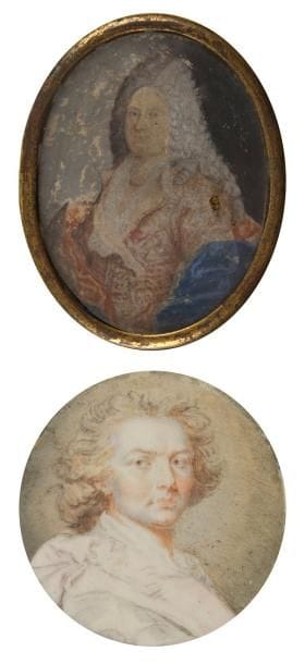 Jeune Homme en buste, en costume gris et gilet rayé vert et noir, cheveux poudrés. Miniature sur ivoire, époque Directoire, fin du. XVIIIe siècle, D.: 6,8 cm. Dans un médaillon en laiton doré ave anneau de suspension.. On y joint:. - Un portrait du roi Louis XVIII, miniature sur ivoire ou ivoirine, début du XXe siècle, signature à gauche illisible, ovale H.: 8 - L.: 6,3 cm, (tâches), médaillon en laiton à décor de chaîne torsadée avec anneau de suspension - Un portrait d'homme, ceint d'un grand cordon, en buste de ¾ à droite miniature de la fin du XVIIIe siècle inachevée, D.: 6 cm (petite fente à gauche), cerclage de laiton D.: 7,2 cm, reproduit ci-dessus. - Un Homme en longue perruque, costume rouge brodé d'agent, cordon rose et plaque d'un ordre étranger sur la poitrine, manteau bleu, miniature du début du XVIIIe siècle sur carton ovale, H.: 7,3 - L.: 5,5 cm, cerclage de laiton doré, H.: 7,9 cm - L.: 6,2 cm (usures)