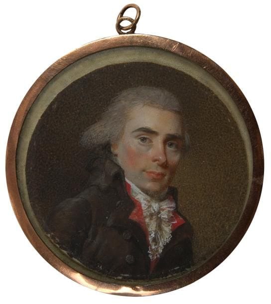 Jeune Homme en costume marron d'époque Directoire, gilet rouge et cravate rouge et blanche nouée, cheveux poudrés, en buste de ¾ à droite Belle miniature sur ivoire, fin du XVIIIe siècle, D.: 6,8 cm. Dans un médaillon en pomponne (trop grand), double face, verre au revers, D.: 6,8 cm, avec anneau de suspension