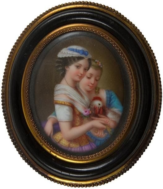 Deux jeunes filles cajolant un coq Miniature sur porcelaine, XIXe siècle, ovale, H.: 6,3 - L.: 4,7 cm. Marques au revers: «x» en bleu, et «V.100» Cadre ovale en bois et laiton, H.: 9,7 - L.: 8,3 cm