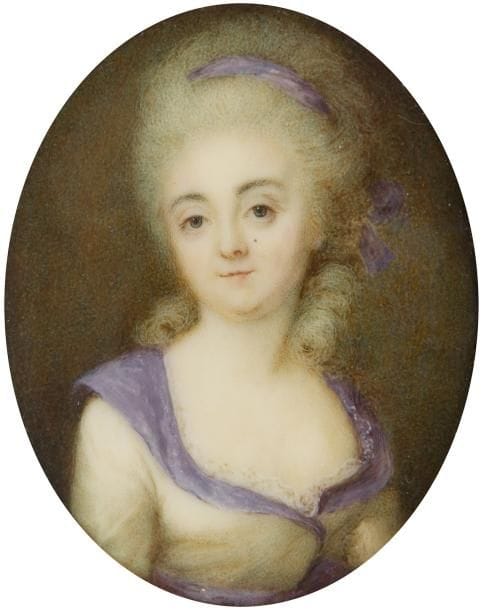 Pio Ignazio Vittoriano CAMPANA. (Turin, 1744 - Paris, 1786)
Peintre en miniature de la reine Marie-Antoinette. Femme à mi-corps de trois-quarts à droite, la tête de trois-quarts à gauche, en robe blanche à col bordé mauve, un ruban mauve dans sa coiffure bouffante. Miniature sur ivoire, vers 1785.. Ovale 5,2 cm x 4,2 cm. Cerclage de laiton doré, anneau de suspension, 5,5 x 4,5 cm