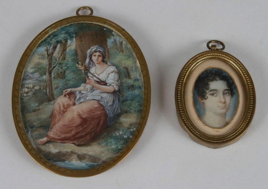 École Française du XIXe siècle
Tête de femme sur fond de ciel, portrait dit «aérien», vers 1820. Miniature sur ivoire ovale, à vue 3,8 x 2,7 cm, sous passe-partout dans un médaillon en laiton doré avec anneau de suspension, ovale, 6 x 4,7 cm. On y joint une Bergère à la quenouille assise dans un paysage boisé, miniature sur ivoire, ovale 9,5 x 7,2 cm, début du XXe siècle, dans un médaillon en laiton doré avec anneau de suspension et verre plat, 10,5 x 8,2 cm